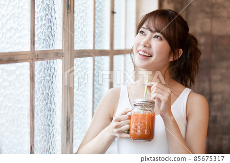Women who drink smoothies Women who drink smoothies 85675317