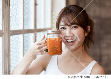 Women who drink smoothies Women who drink smoothies 85675319