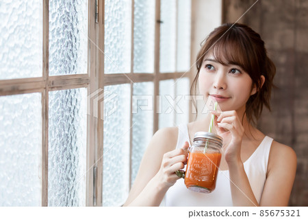 喝冰沙的女人 喝冰沙的女人 85675321