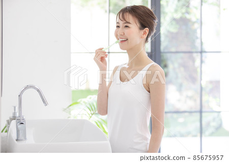 woman brushing teeth 85675957