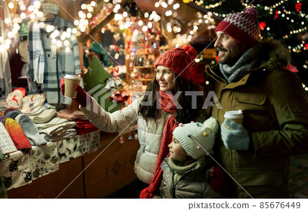 family with takeaway drinks at christmas market family with takeaway drinks at christmas market 85676449