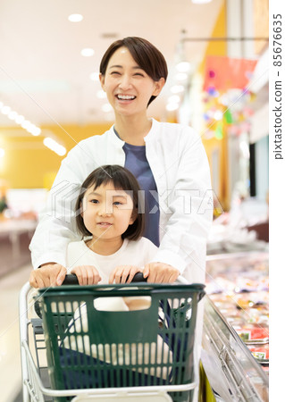 Parents and children shopping at the supermarket 85676635