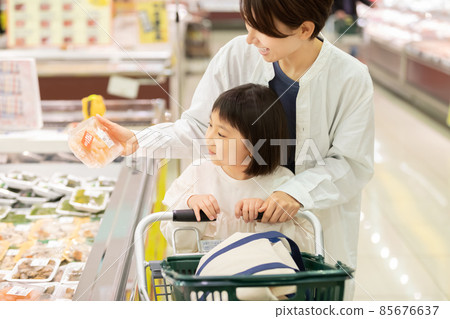 父母和孩子在超市購物 85676637