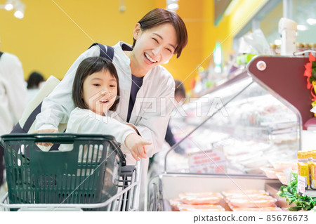 父母和孩子在超市購物 85676673