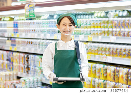 在超市工作的女性 85677484