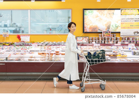 婦女在超市購物 85678004