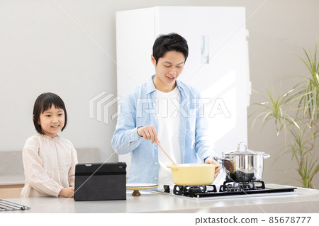 Home time: Cooking with parents and children Home time: Cooking with parents and children 85678777