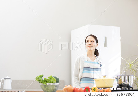 在家時間做飯的年輕女人 85678804