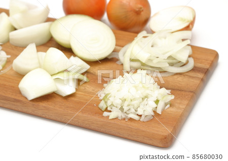 Onions in various ways 85680030