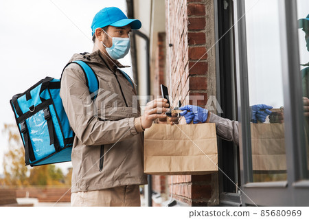 food delivery man in mask giving order to customer 85680969