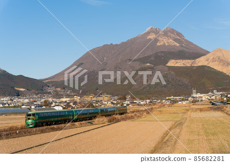 Yufuin_train_mountain Yufuin_train_mountain 85682281