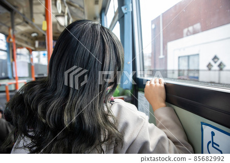 公交車上的女性 公交車上的女性 85682992