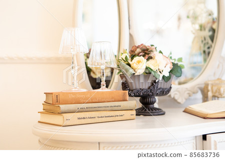 洋書本和玫瑰古色古香的實物圖 85683736