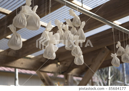 The process of drying homemade yubeshi under the eaves 85684177