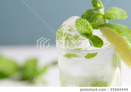 Image cut photo of refreshing mojito with plenty of mint and lime 85684449