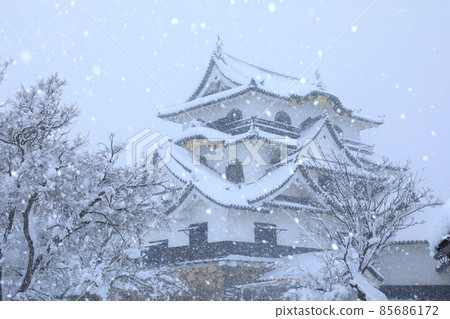 National treasure Hikone Castle snow scene 85686172