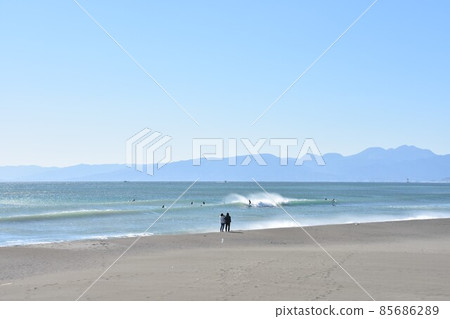 茅崎西浜海岸秋天的藍天風景 85686289