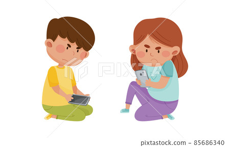 Angry little children using mobile phones. Internet and smartphone addiction cartoon vector illustration 85686340