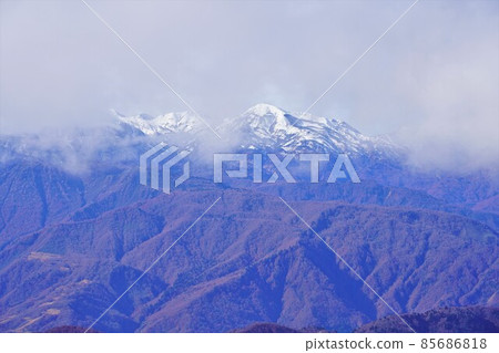 從天折山山頂看到的雪倉山 從天折山山頂看到的雪倉山 85686818