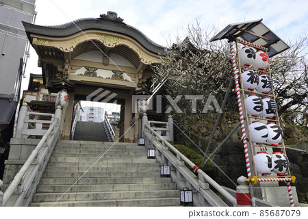 湯島天神社（湯島天神）“Meotozaka”和“Toryumon” 85687079
