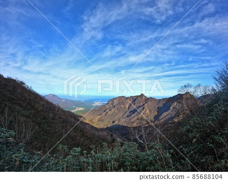 Mt. Aomi Kurohime, the Sea of Japan, and Mt. Nokogiri from Mt. Amakazari 85688104