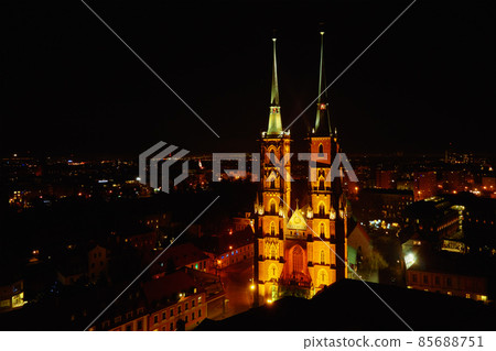 Cityscape of night Wroclaw panorama in Poland, aerial view 85688751