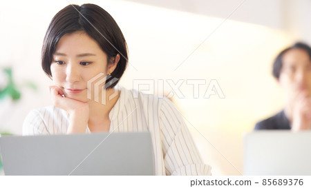 盯著電腦屏幕的年輕女人 85689376