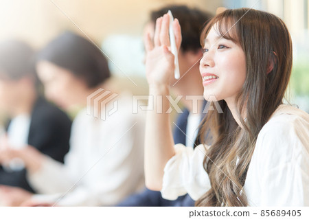 Seminar students raising their hands and asking questions 85689405