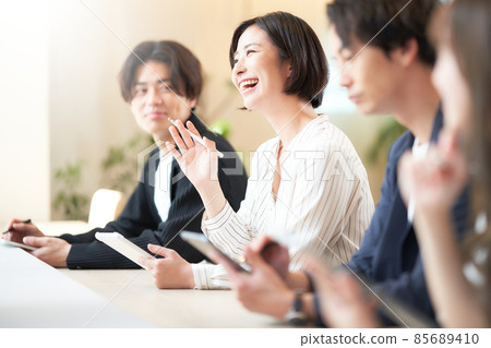 Seminar students asking questions with a smile 85689410