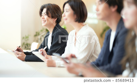 Young man taking notes on a tablet 85689413