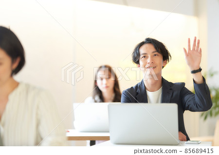 研討會學生舉手提問 85689415