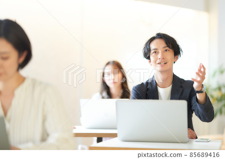 研討會學生舉手發言 85689416