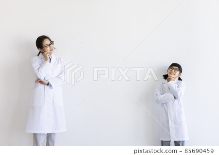Women and girls in lab coats 85690459