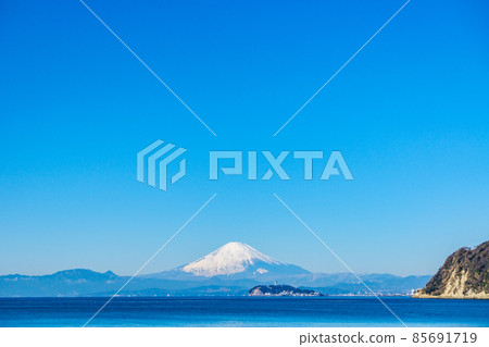 神奈川縣逗子海灘的富士山和江之島 85691719