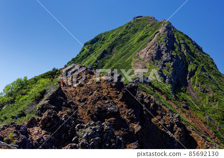 沿著八嶽山脊前往赤岳的登山者 85692130