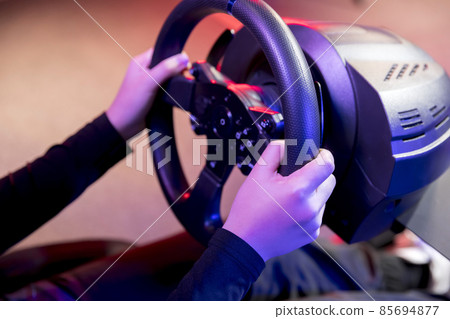 e-sports image Elementary school students playing racing games 85694877