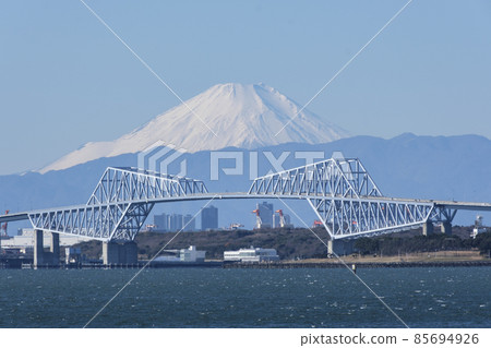 從千葉縣浦安市舞濱看到的富士山和東京門大橋 85694926