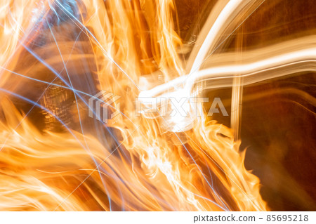 Traces of light that slowly photographed the flame Traces of light that slowly photographed the flame 85695218