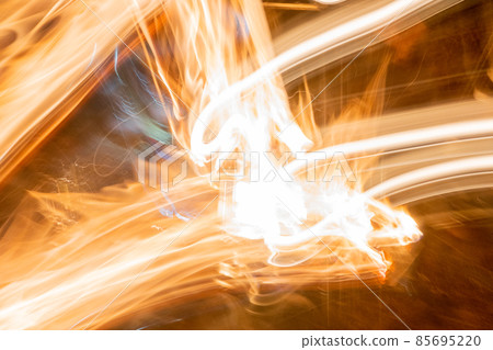 Traces of light that slowly photographed the flame Traces of light that slowly photographed the flame 85695220