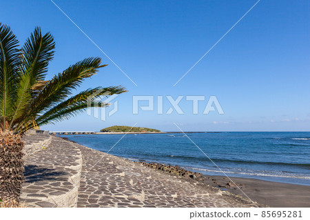A god is enshrined on an island where shells have accumulated on a raised seabed under the blue sky, and around it are devil's washboards and eroded wavy rocks. A god is enshrined on an island where shells have accumulated on a raised seabed under the blue sky, and around it are devil's washboards and eroded wavy rocks. 85695281