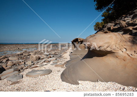 A god is enshrined on an island where shells have accumulated on a raised seabed under the blue sky, and around it are devil's washboards and eroded wavy rocks. A god is enshrined on an island where shells have accumulated on a raised seabed under the blue sky, and around it are devil's washboards and eroded wavy rocks. 85695283