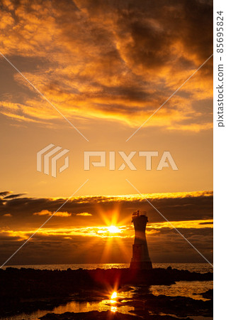 [Niigata Prefecture] Sado Island, Nanami Beach at dusk, Long Cape 85695824