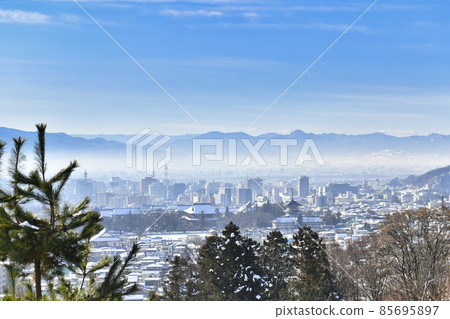 被晨霧包裹的冬天善光地平 85695897