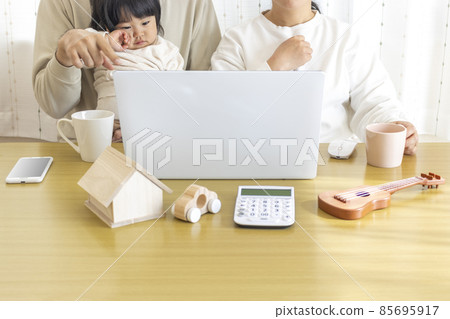 Image of a family planning a life using a laptop computer 85695917