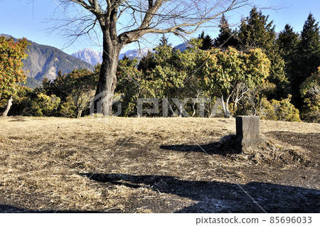 眺望丹澤山脈的石團後山頂和白雪皚皚的山脊上的Hiru山 85696033