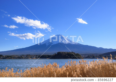 Clear sky and a spectacular view of Mt. Fuji in the midwinter (from Lake Kawaguchi) Clear sky and a spectacular view of Mt. Fuji in the midwinter (from Lake Kawaguchi) 85696227