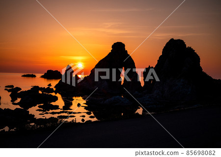 [新潟縣]佐渡島，黃昏的七海海灘，Meotoiwa 85698082