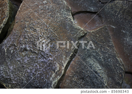 the texture of the stone is brown with large cracks 85698343