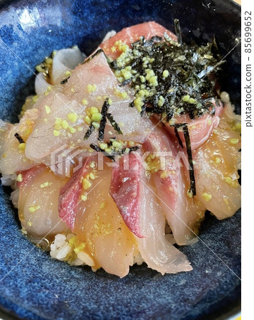 Seafood bowl of yellowtail and sea bream Seafood bowl of yellowtail and sea bream 85699652