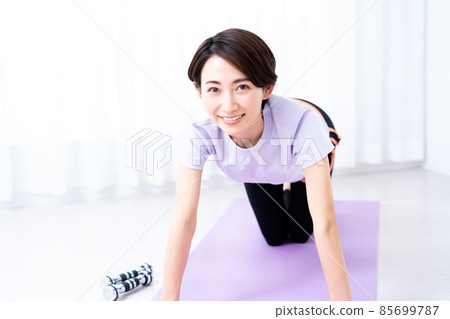 Middle woman doing push-ups 85699787